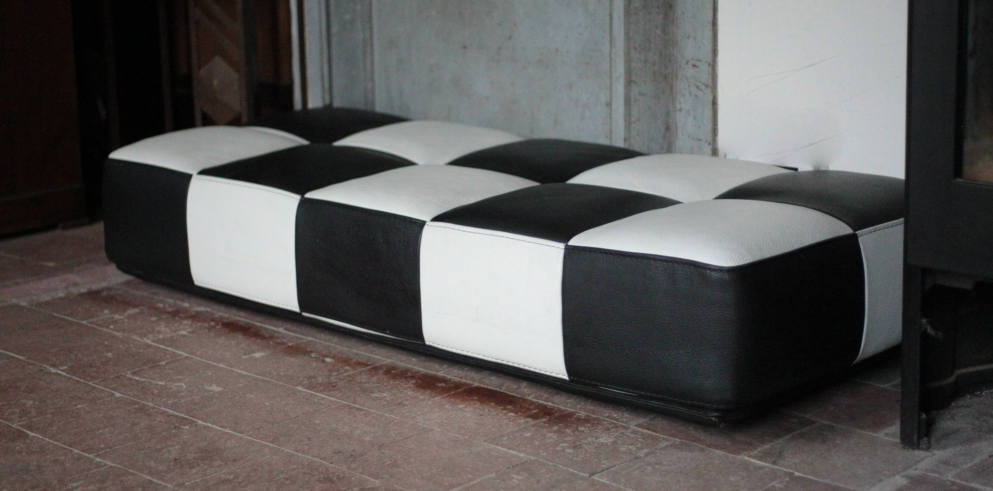 Banquette Roche Bobois cuir damier noir et blanc, banquette basse