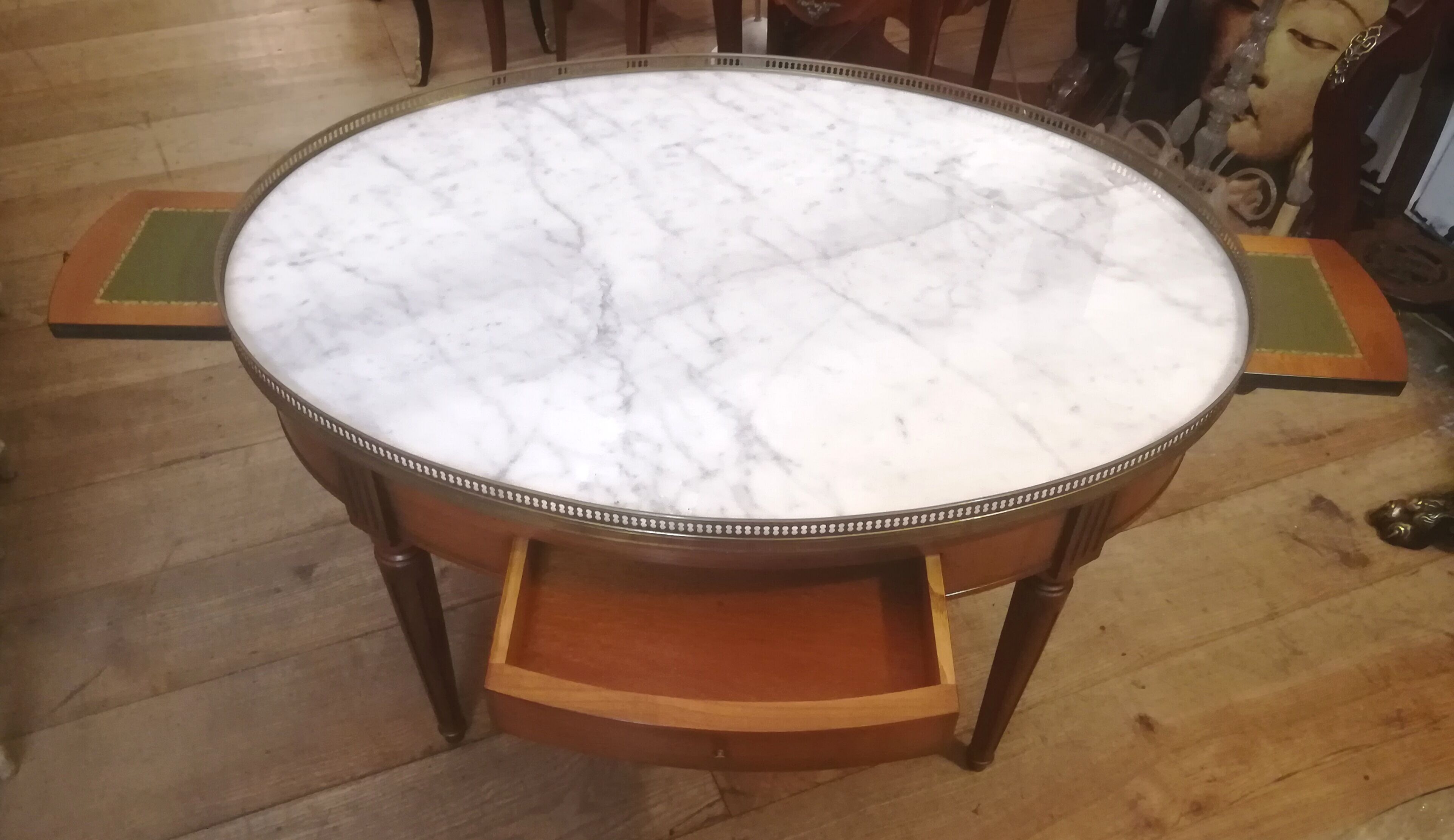 Oval hot water table in cherry and marble