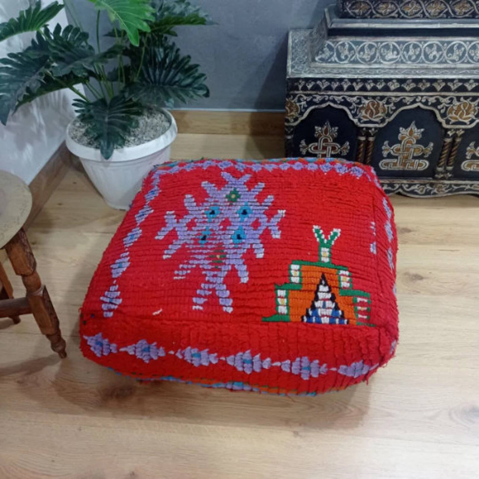 Handmade Berber pouf in wool 60 X 60 X 20 CM