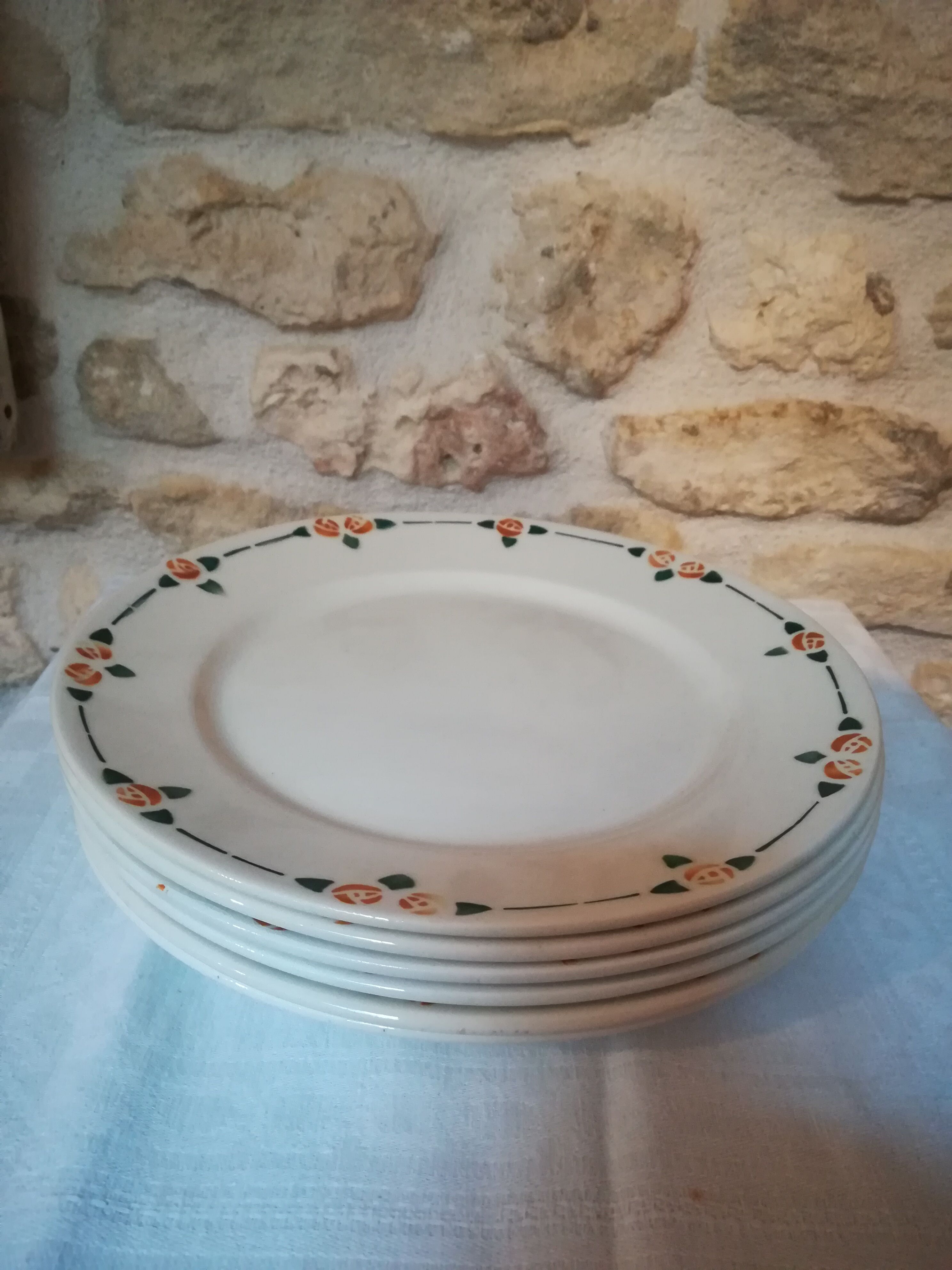 Six flat plates in faince Badonviller stylized flowers ochre and green