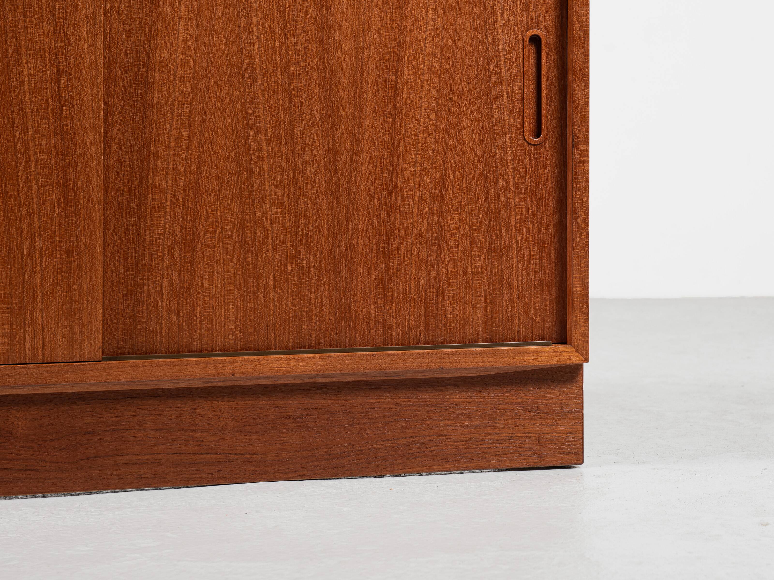 Midcentury Danish lowboard in teak with 2 sliding doors by Hundevad 1960s - 108cm