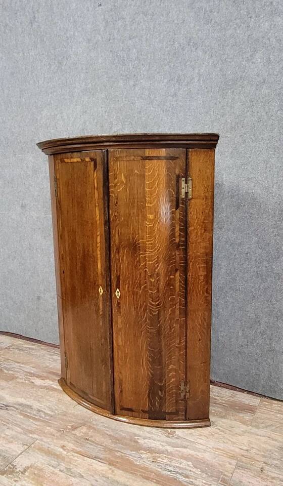 Corner cabinet to hang from the 18th century in oak and marquetry around 1780.