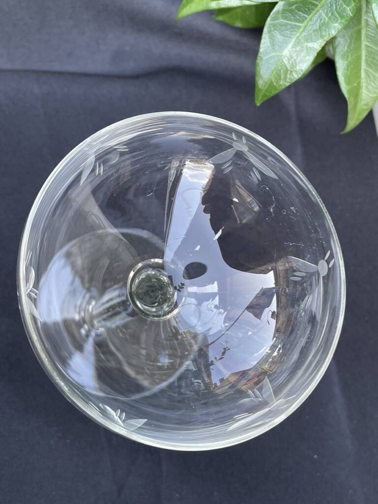 5 blown glass champagne glasses with cut bee decoration
