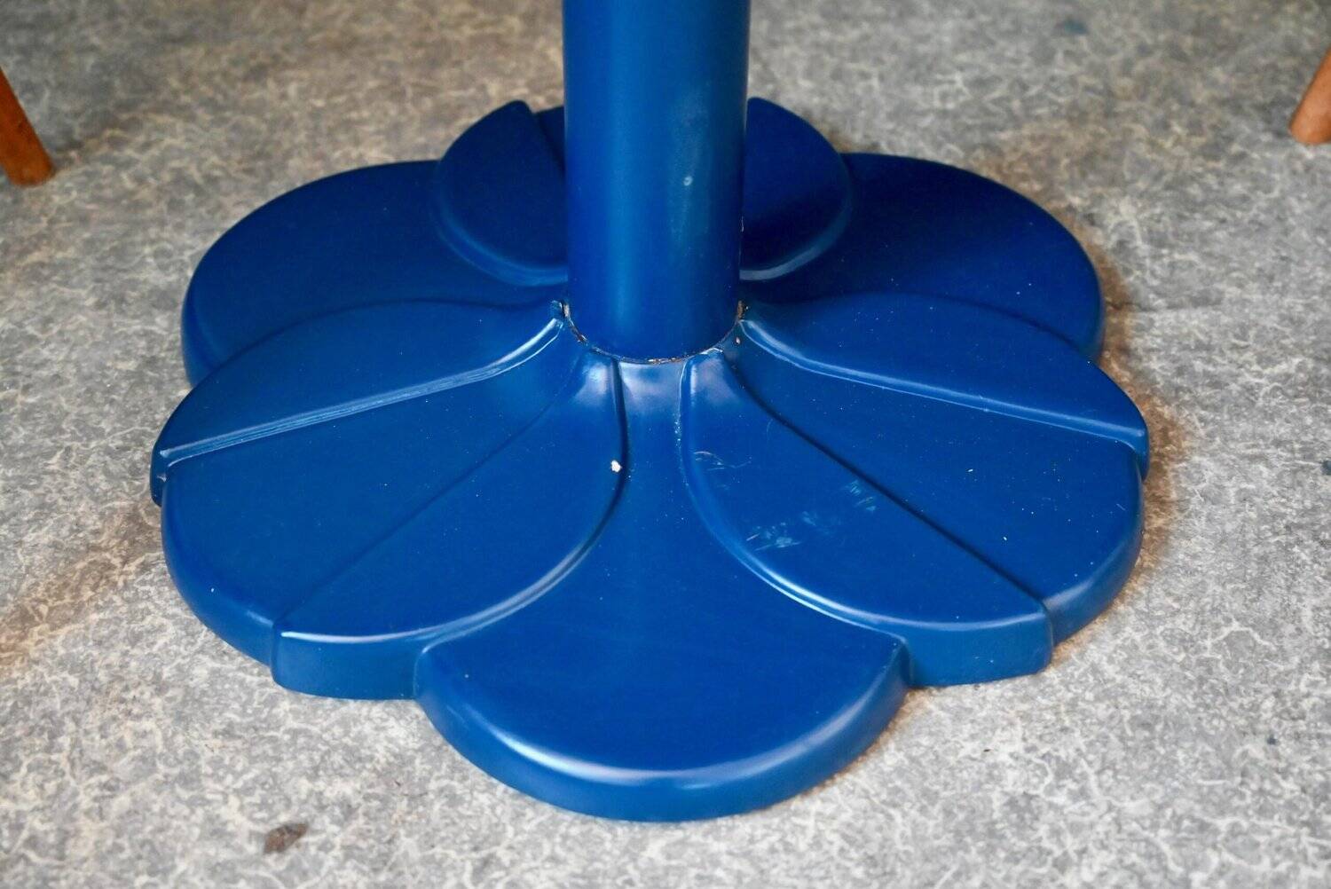 Round bistro table with tulip base in Art Deco style from the 1990s.