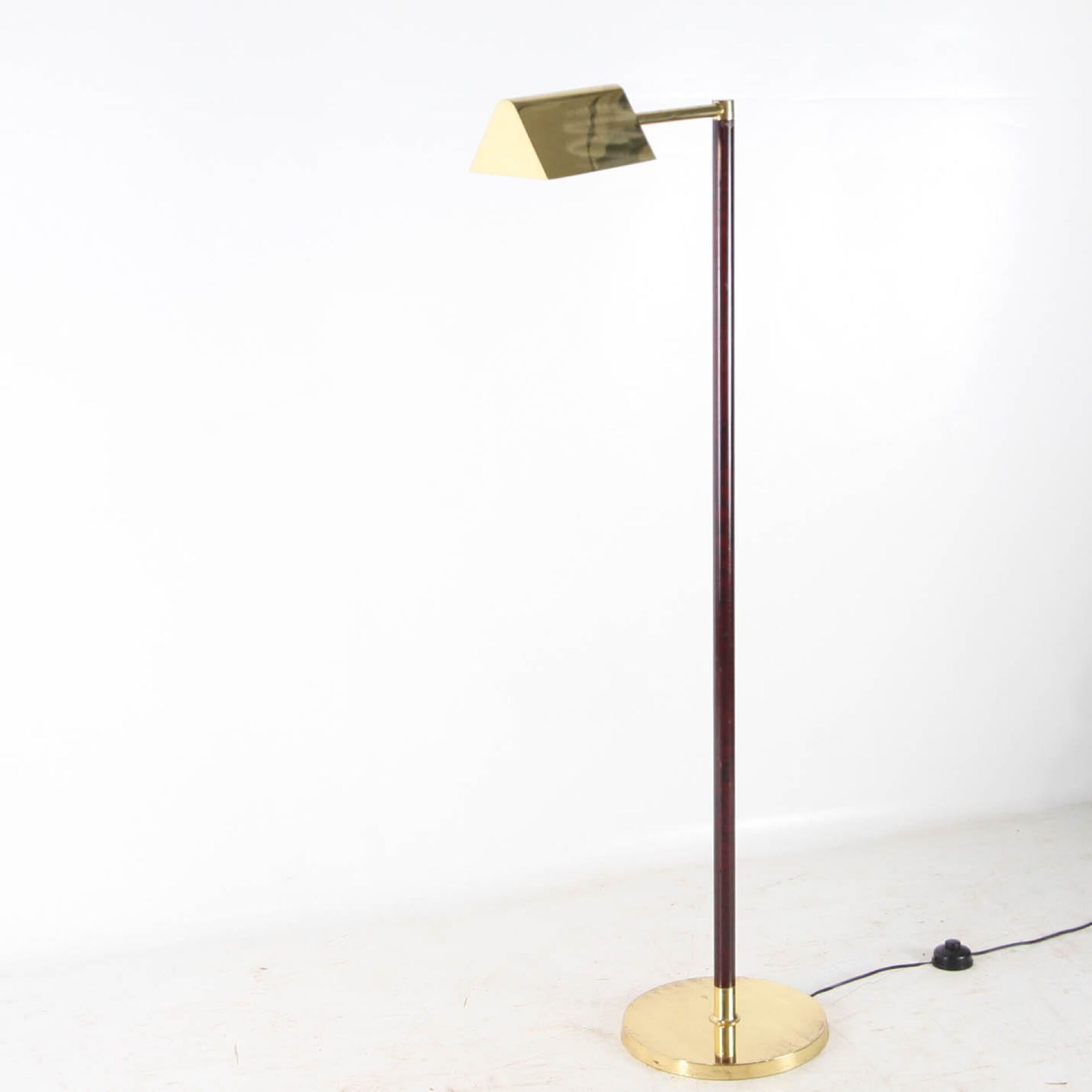 Lampadaire en laiton et bois