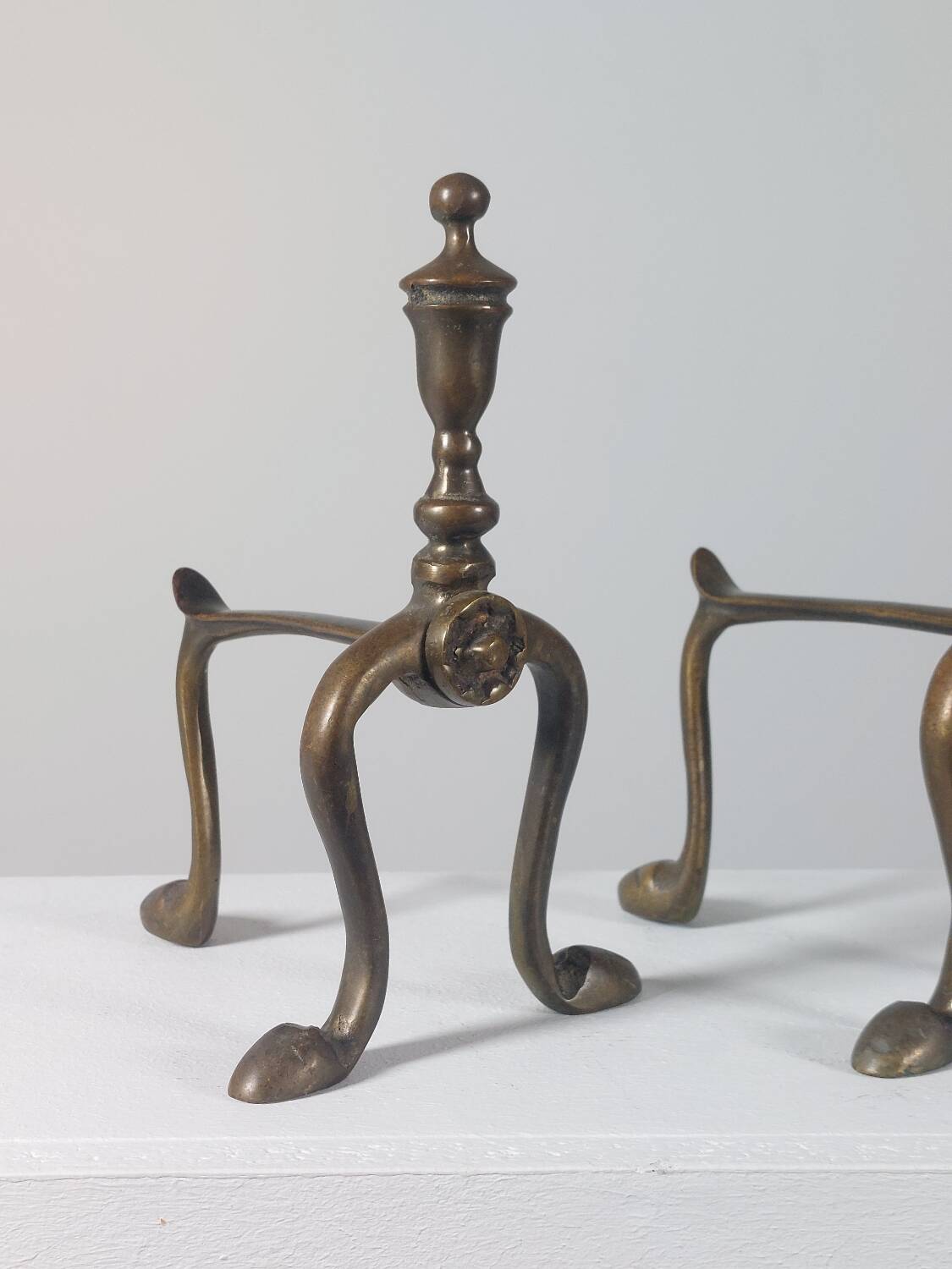 Paire de chenets en laiton au design zoomorphe vintage.