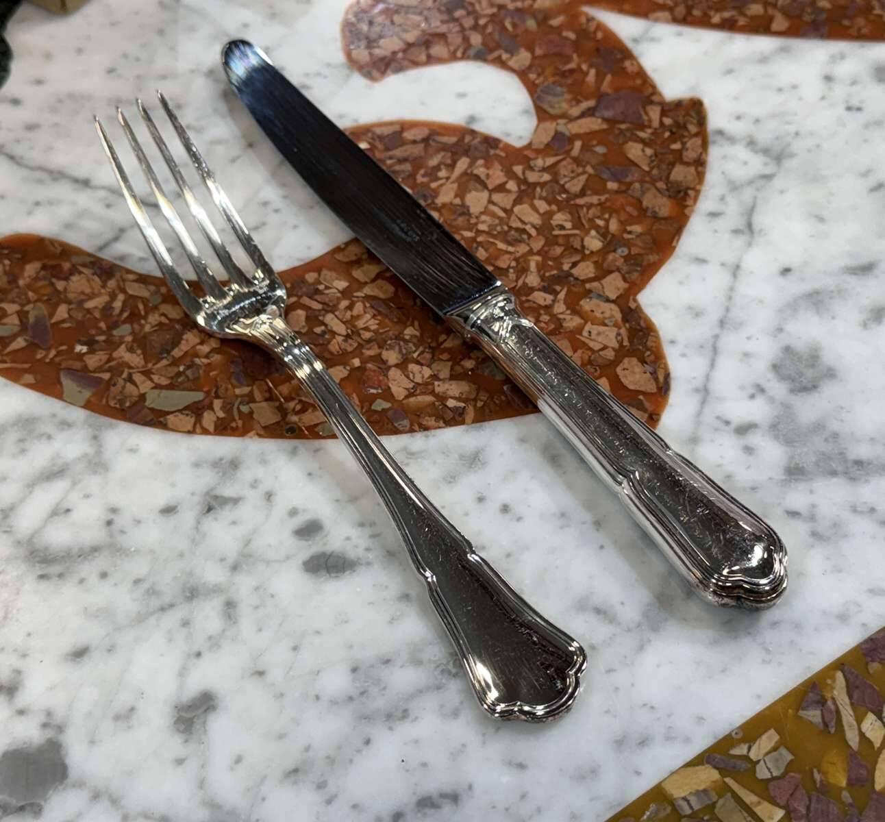 Série de 12 fourchettes et 12 couteaux ERCUIS modèle Contours