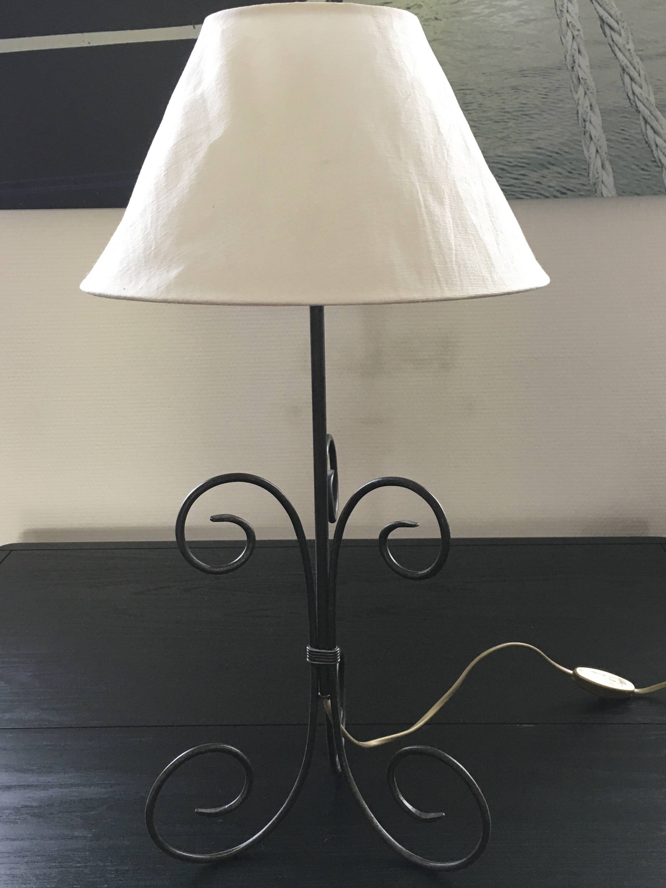 Tripod spiral lamp