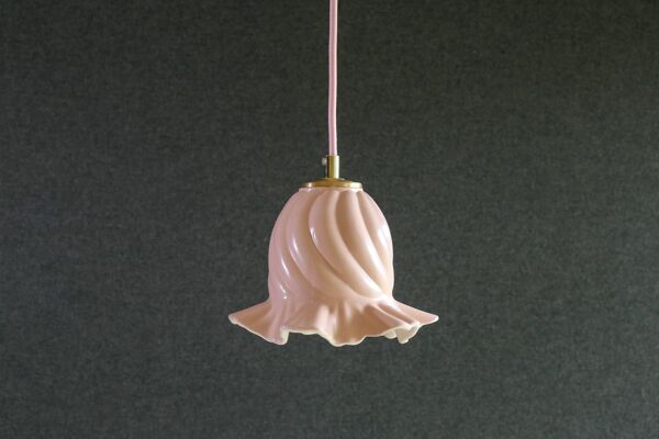 Suspension ancienne en verre peint rose et blanc, suspension française -livrée avec douille et cable