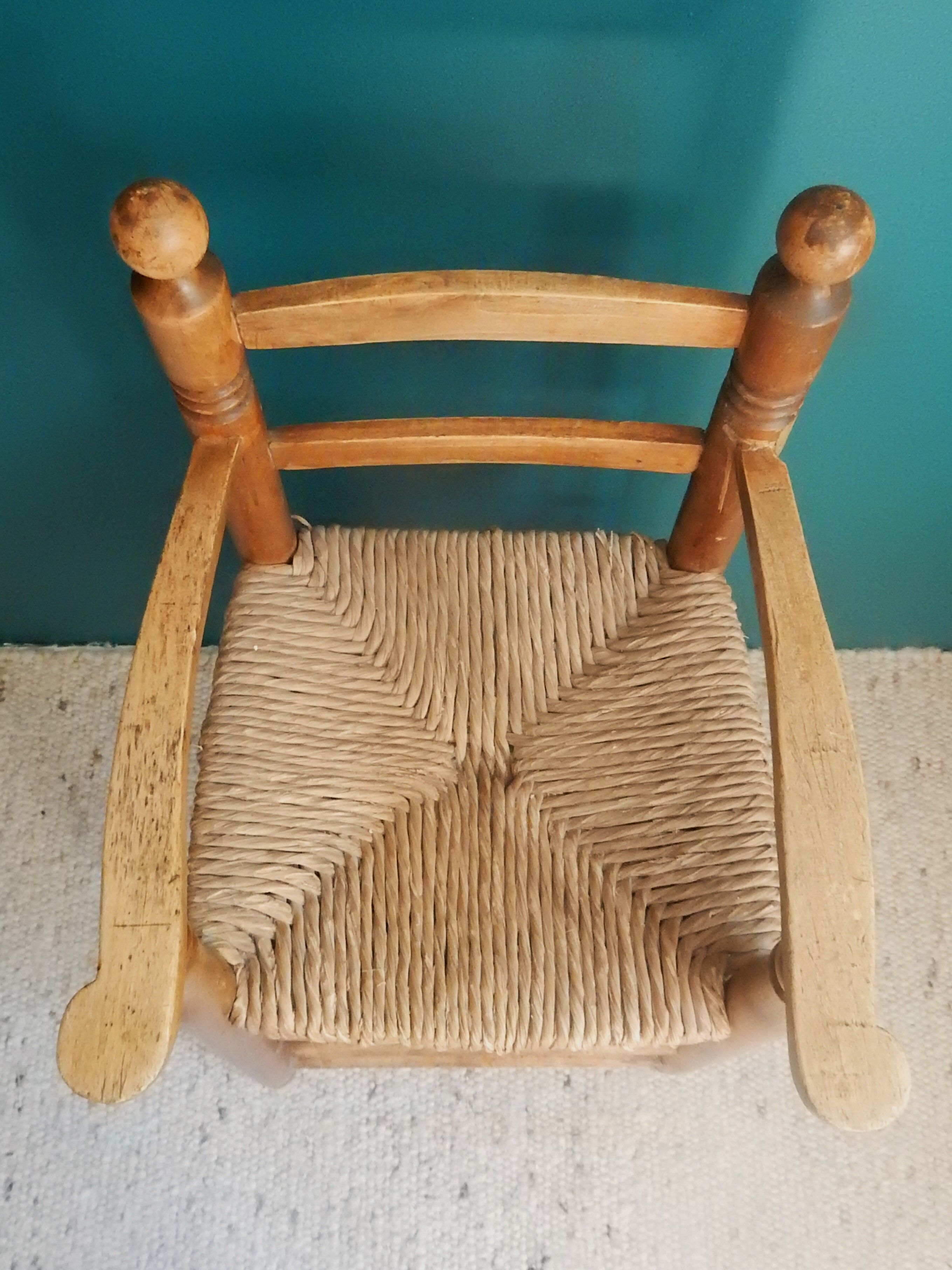 Children's high chair made of wood and straw