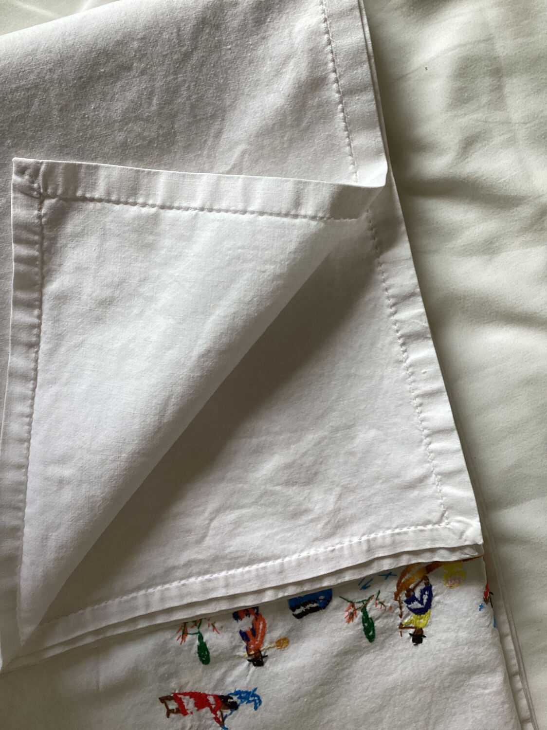 Hand-embroidered tablecloth Malagasy crafts