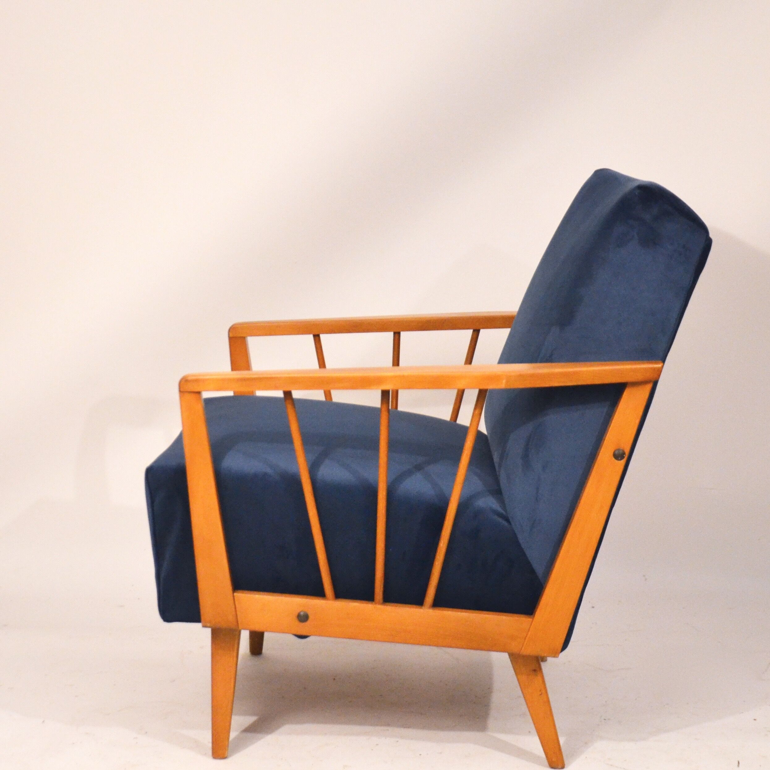 Fauteuil années 60 retapissé velours bleu