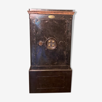 XL safe around 1870