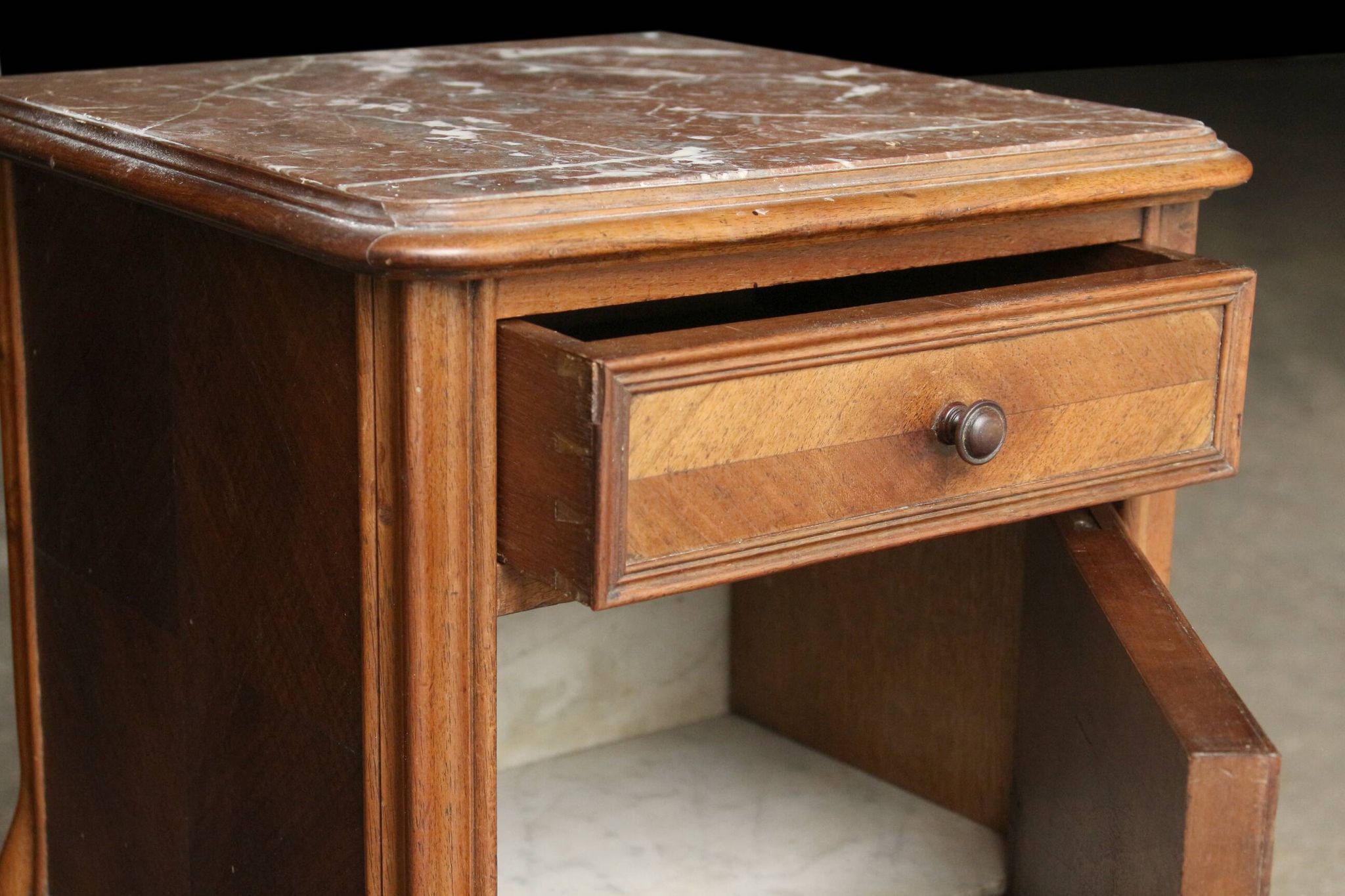 Rare chevêt a.arbey (from the old walnut) from the beginning of the century in walnut.