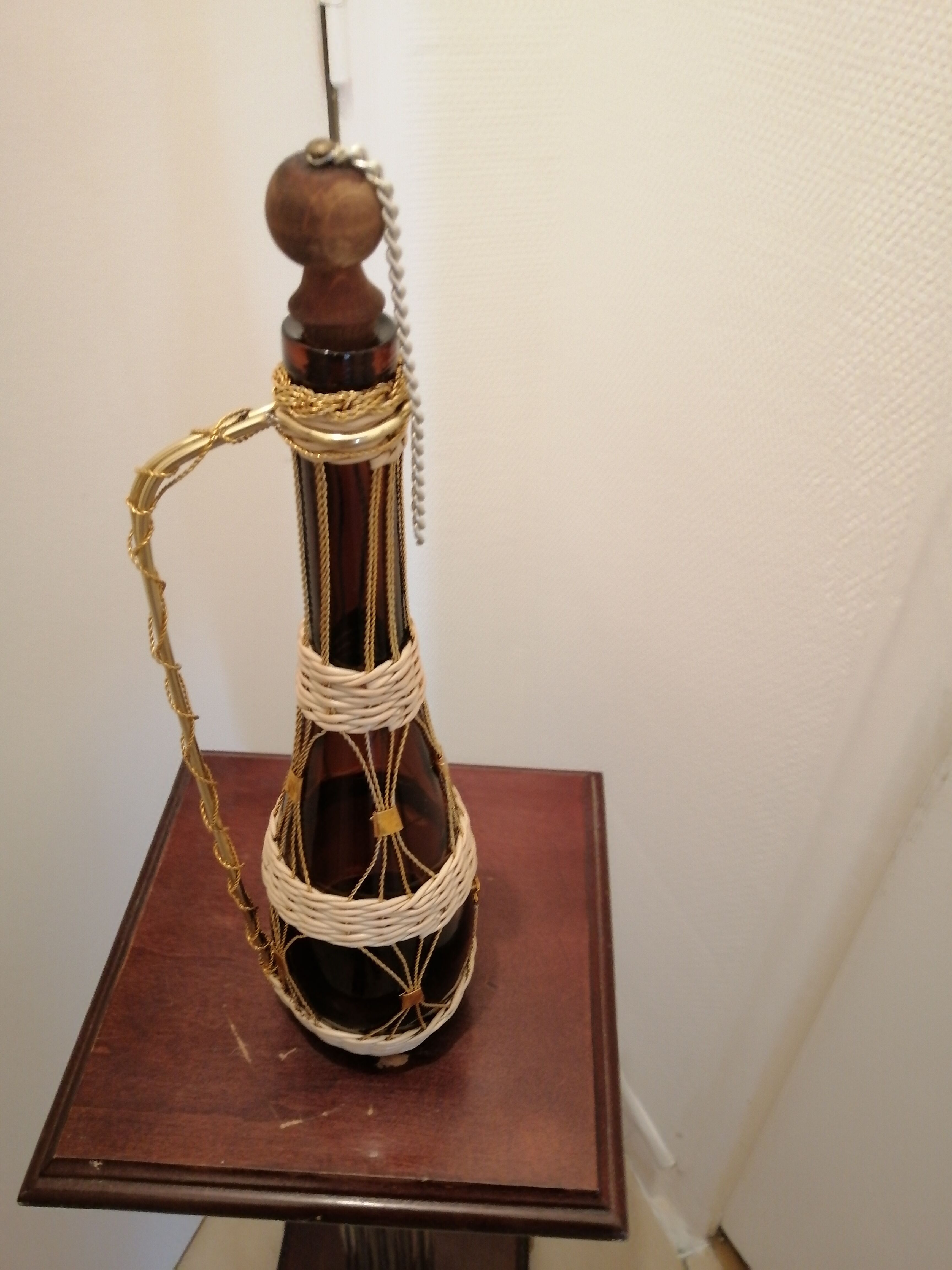 Bottle in scoubidou decorative glass and gilded metal frame