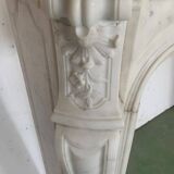 Cheminée de style Louis XV en marbre blanc de Carrare XIX siècle