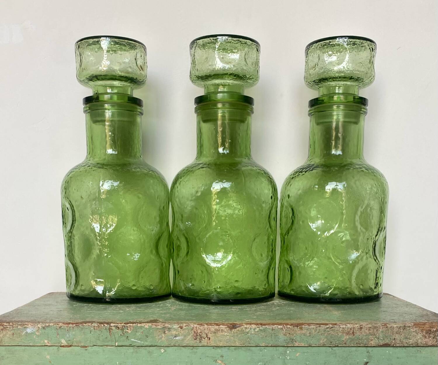 Lot de trois carafes en verre depoli