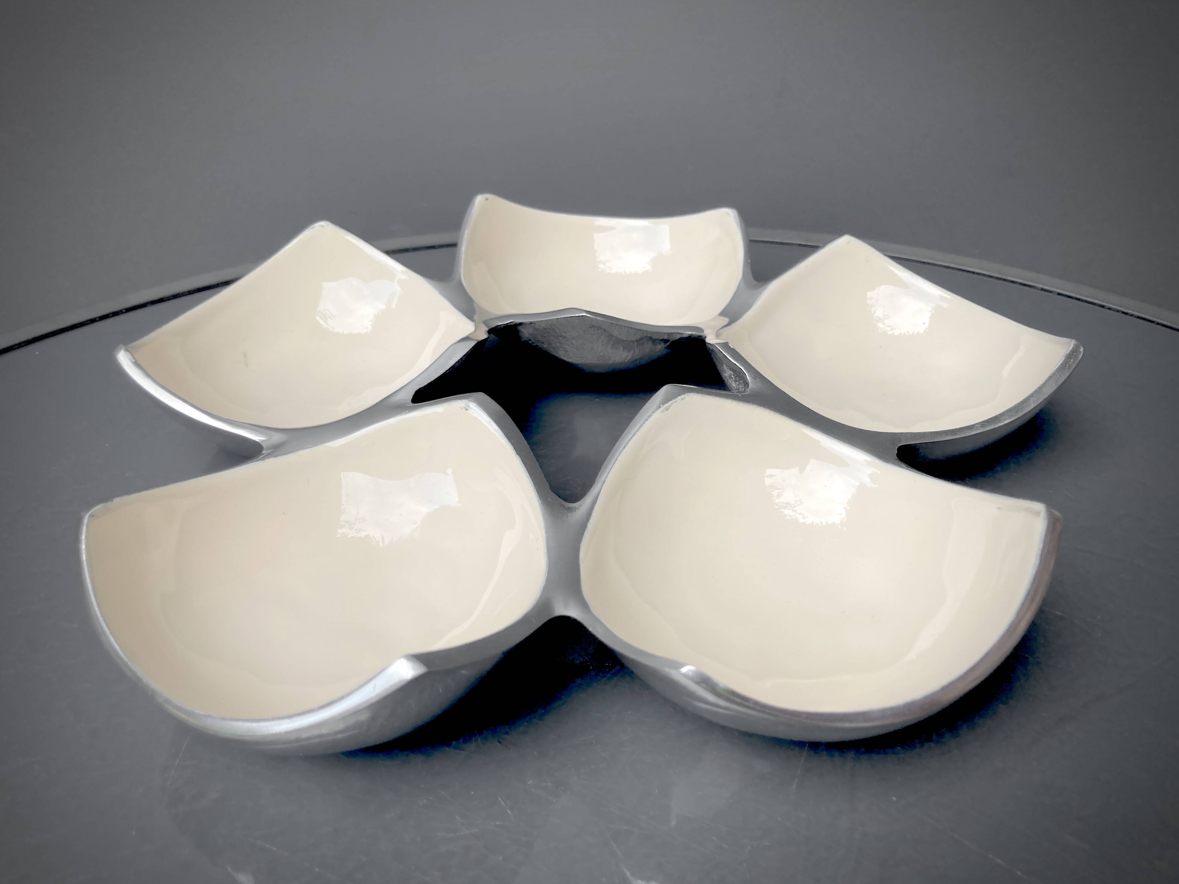 Ensemble de plats compartimentés en Inox Massif et émail écru