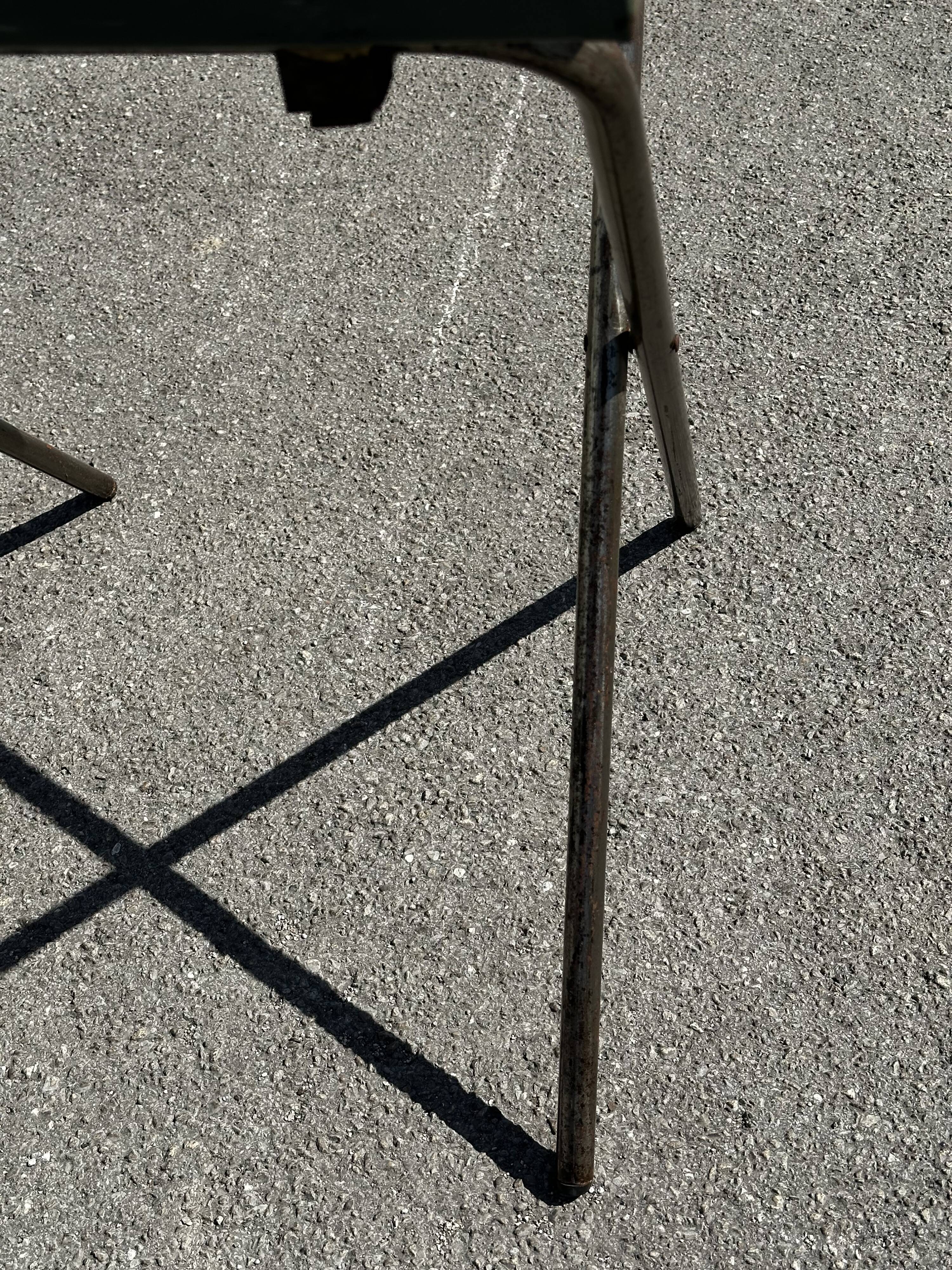 Table de jardin ou bistro pliante en tôle kaki début années 50