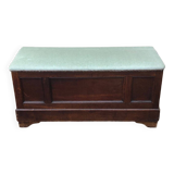 Coffre ancien en bois et tapisserie