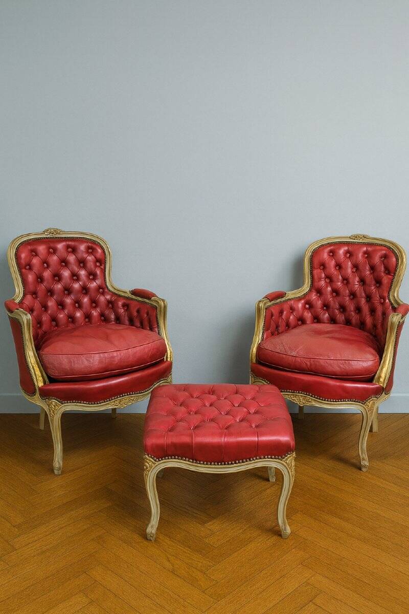 Paire de bergères et repose-pieds style Louis XV en bois sculpté laqué et doré