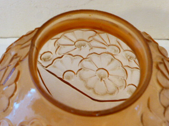 Vase boule en verre depoli rose, fleurs en relief, art deco