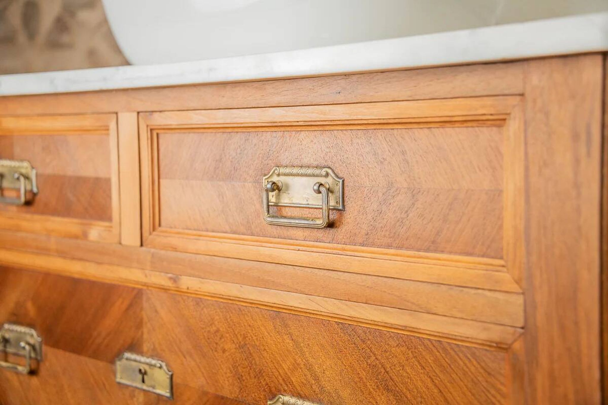 Antique washbasin cabinet from 1928 in wood and marble with illuminating mirror.