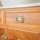 Meuble sous vasque ancien de 1928 en bois et marbre avec miroir éclairant