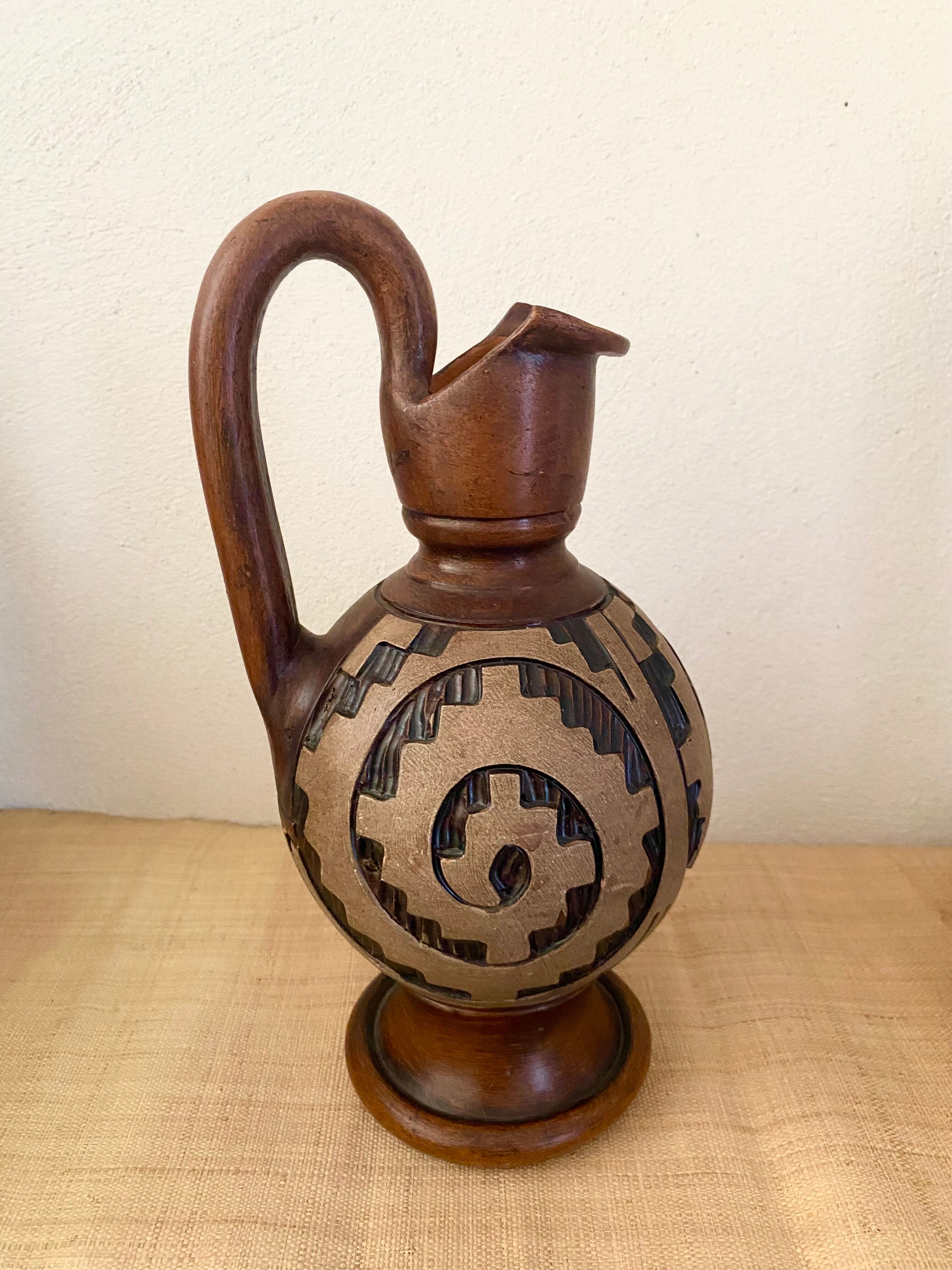Pichet ibérique, terre cuite sculptée