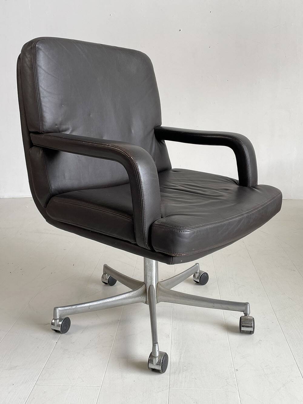 Leather armchair Mobilier International, 1970