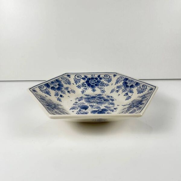 Plat creux en faïence de Delft – Royal Delft - Première moitié du XXe siècle