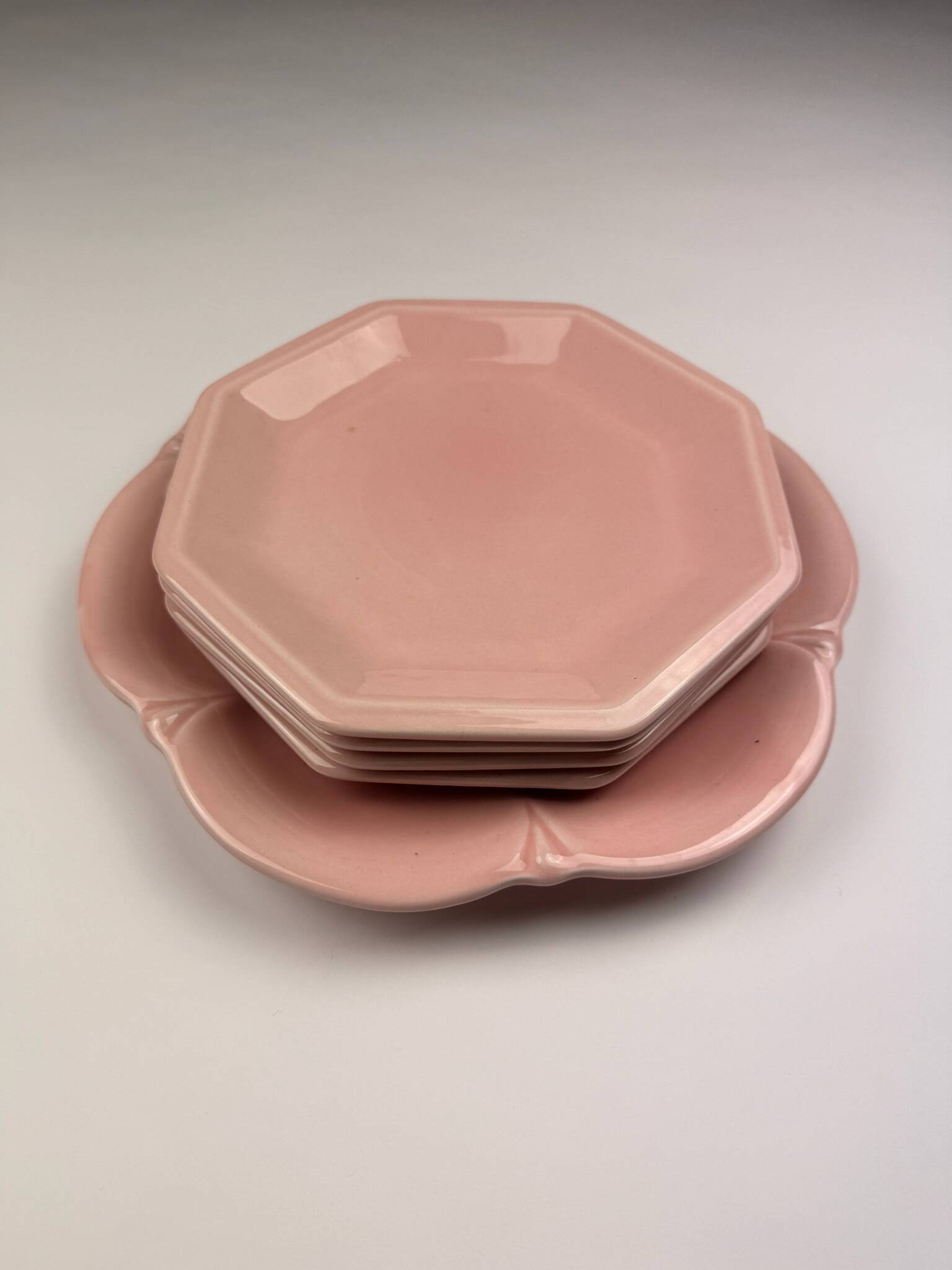 Set of 4 deep plates and 1 Tifanni dish.