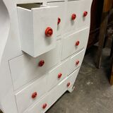Commode blanche arrondie avec multiples tiroirs