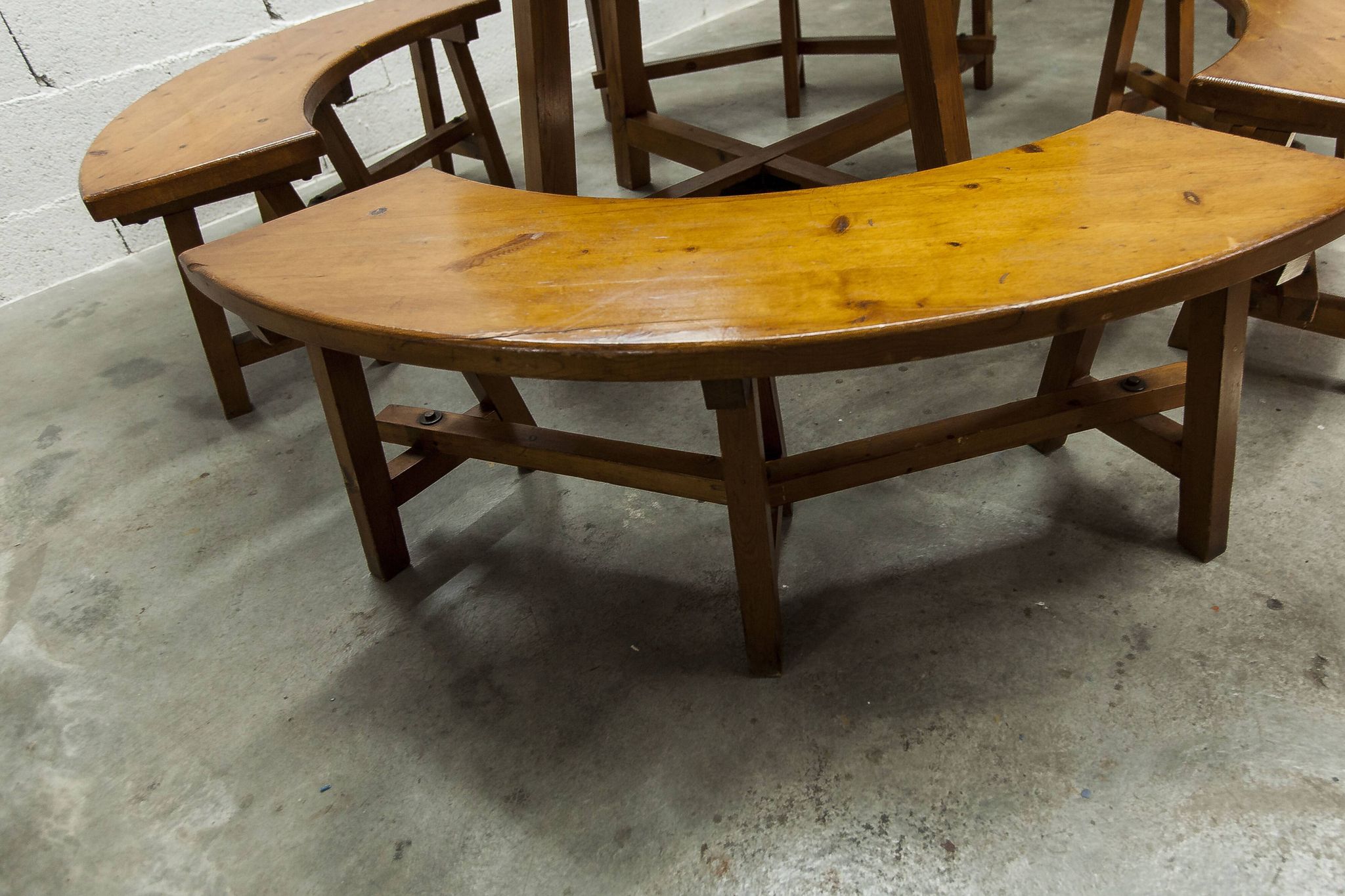 Brutalist ensemble round table 113cm and its 4 rounded stools 1960