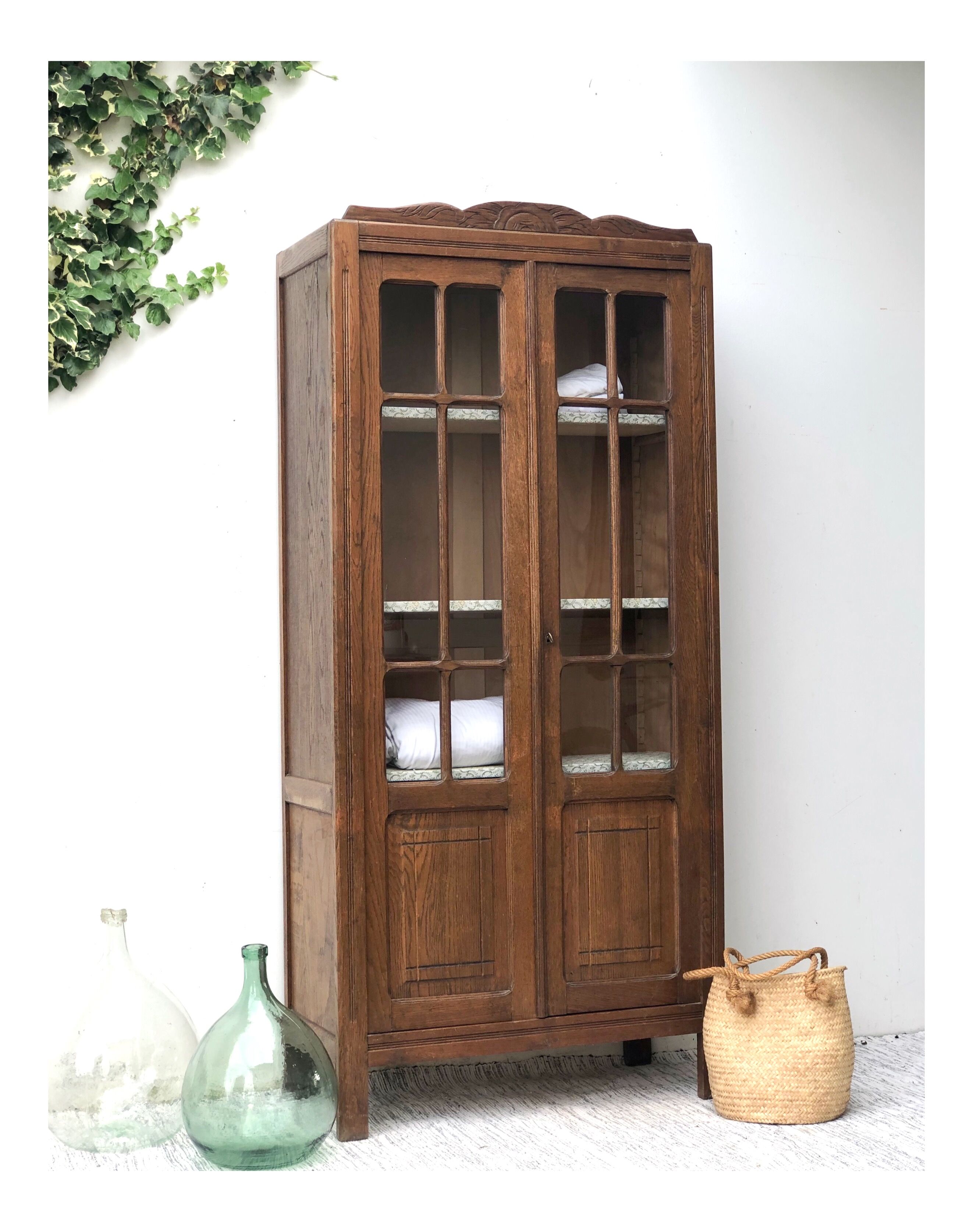 Parisian showcase cabinet