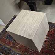 Table basse ou piédestal en travertin veiné italien