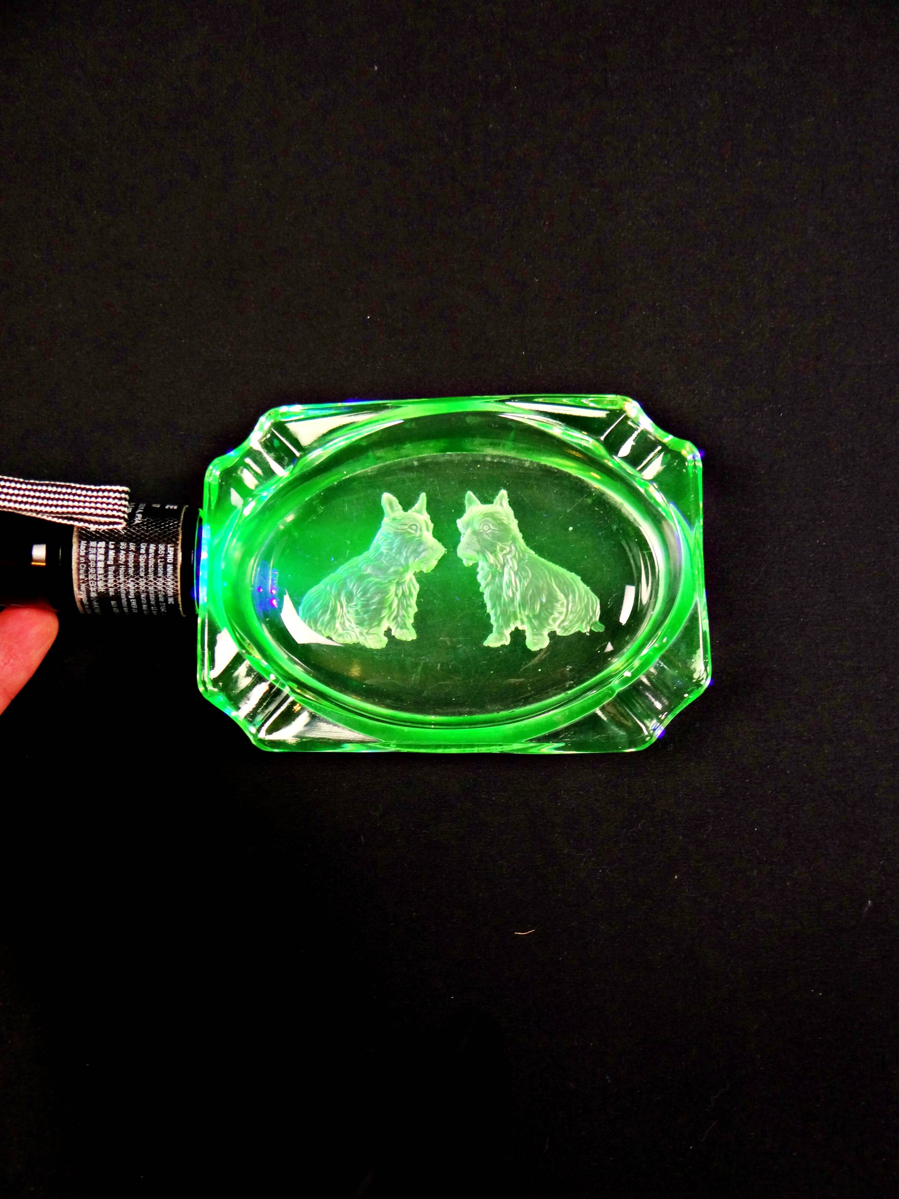 Cendrier style Art Déco en ouraline en verre gravé chiens Scottish Terrier