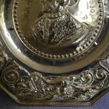 Plat offrandes laiton repoussé françois ier