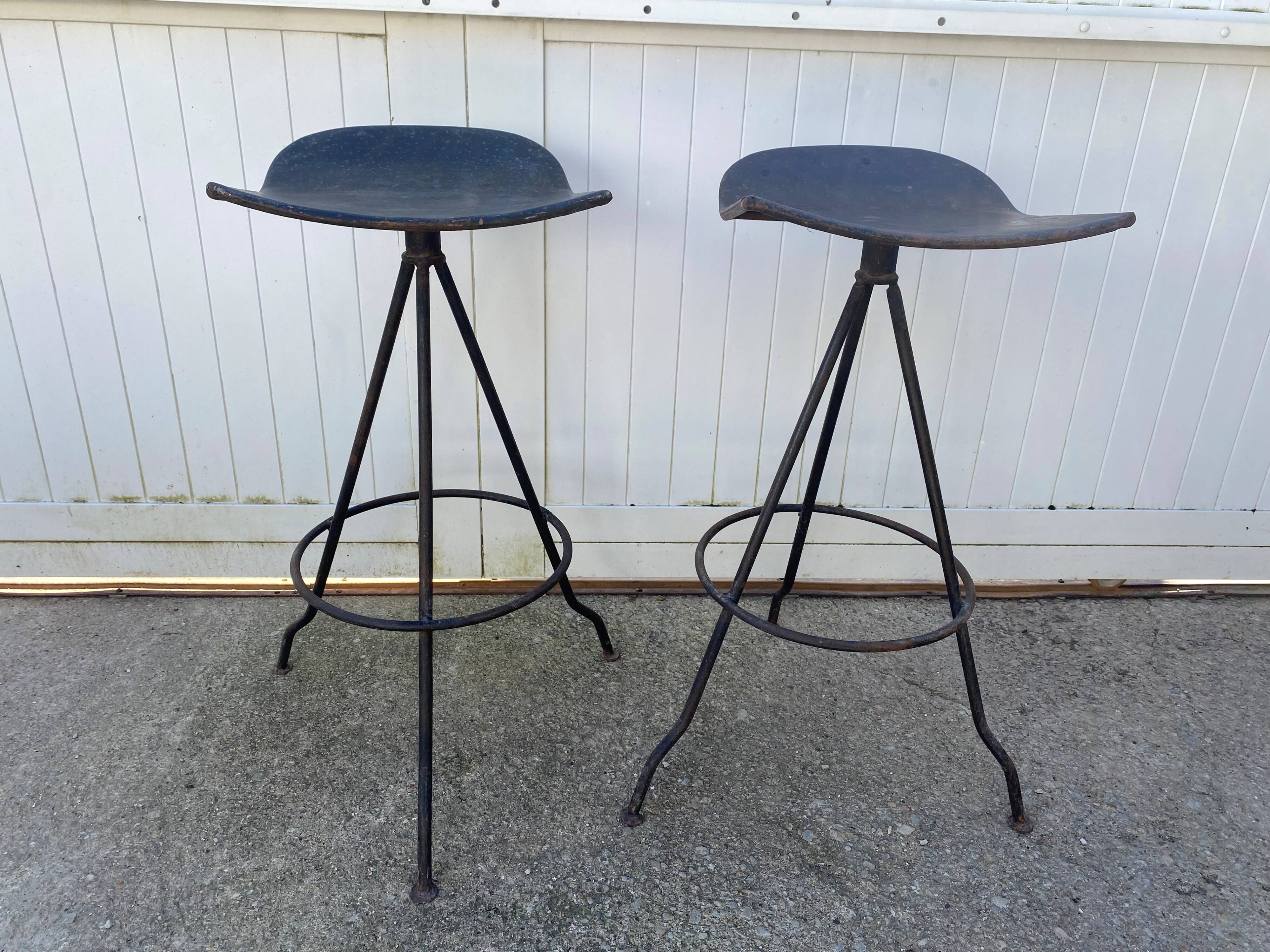 Paire de tabourets de bar pivotants artisanaux en métal de style industriel, 1950