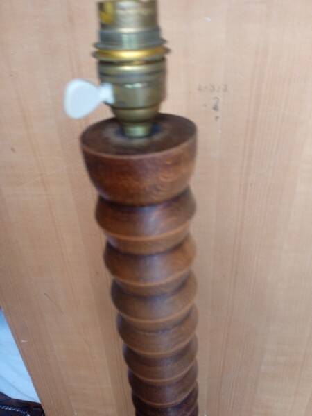 Lampadaire bois brutaliste vintage 1970