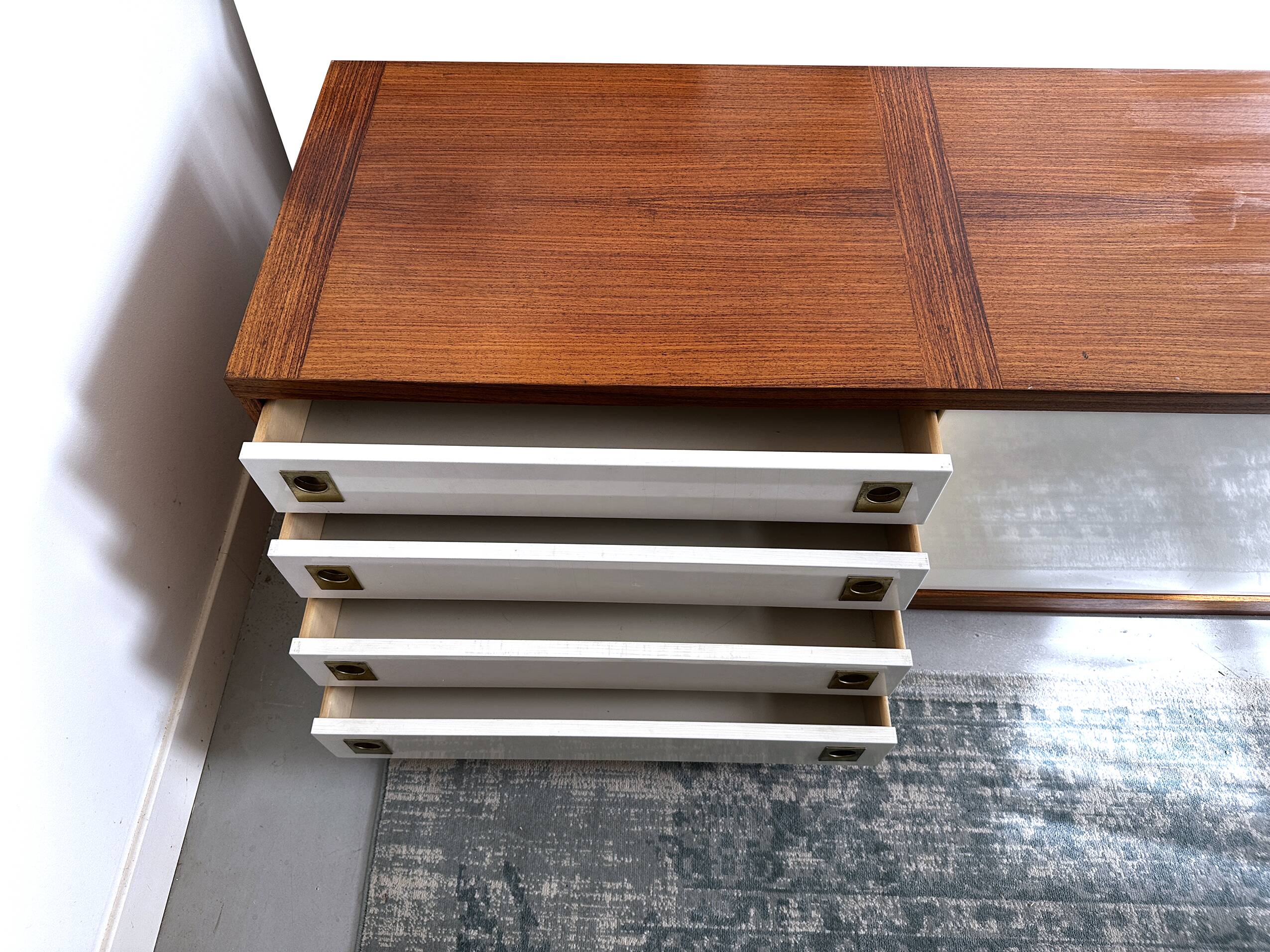 Deux buffets scandinaves (danois) en teck fin avec portes coulissantes