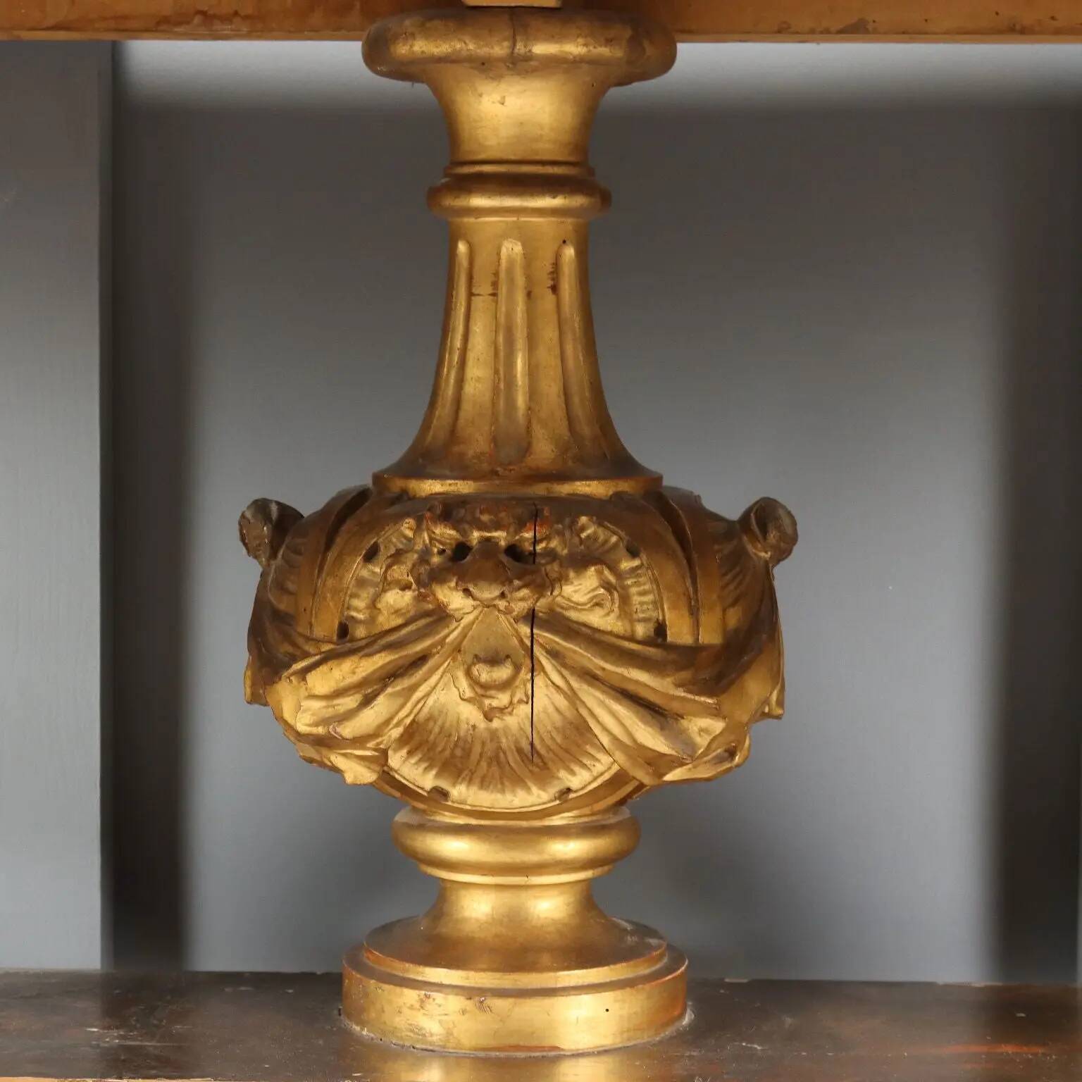 Console ancienne en bois sculpté avec décorations, Italie, XIXe siècle