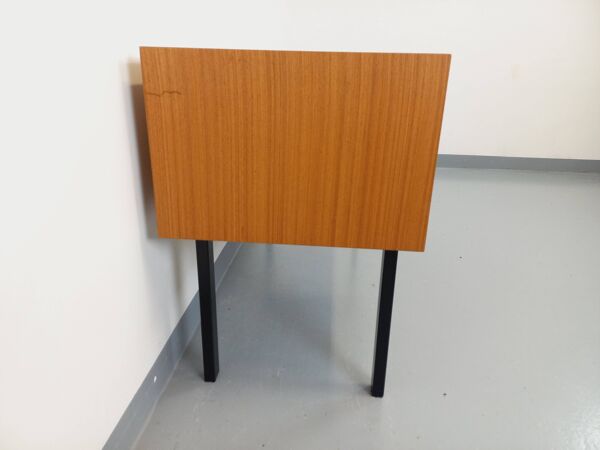 Meuble de rangement / coffre sur pieds vintage en teck et métal noir des années 70