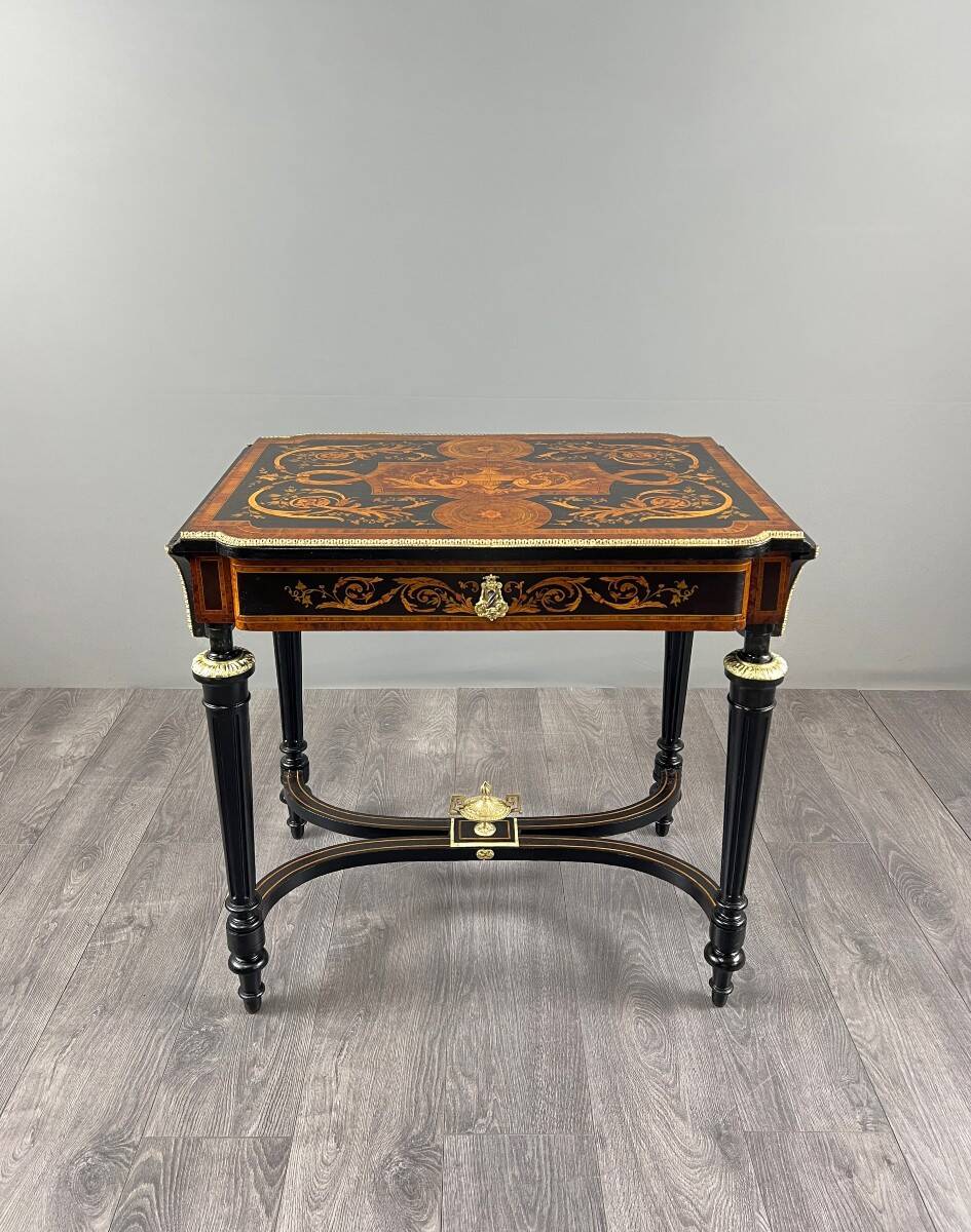 Writing table in Napoléon III style with marquetry and gilded bronzes, 19th century.