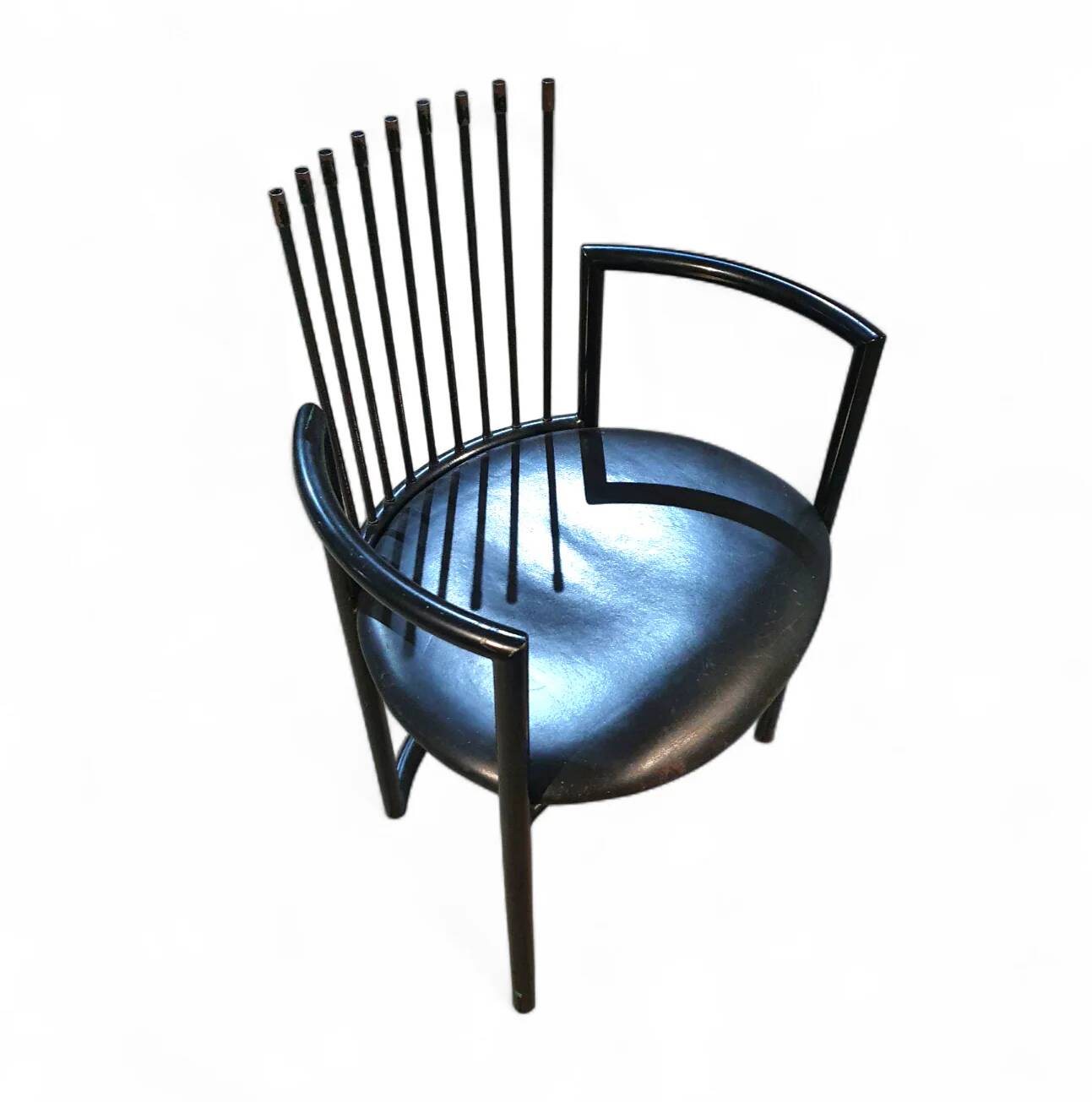 Fauteuil avant-gardiste en cuir et ressorts, Italie années 1980