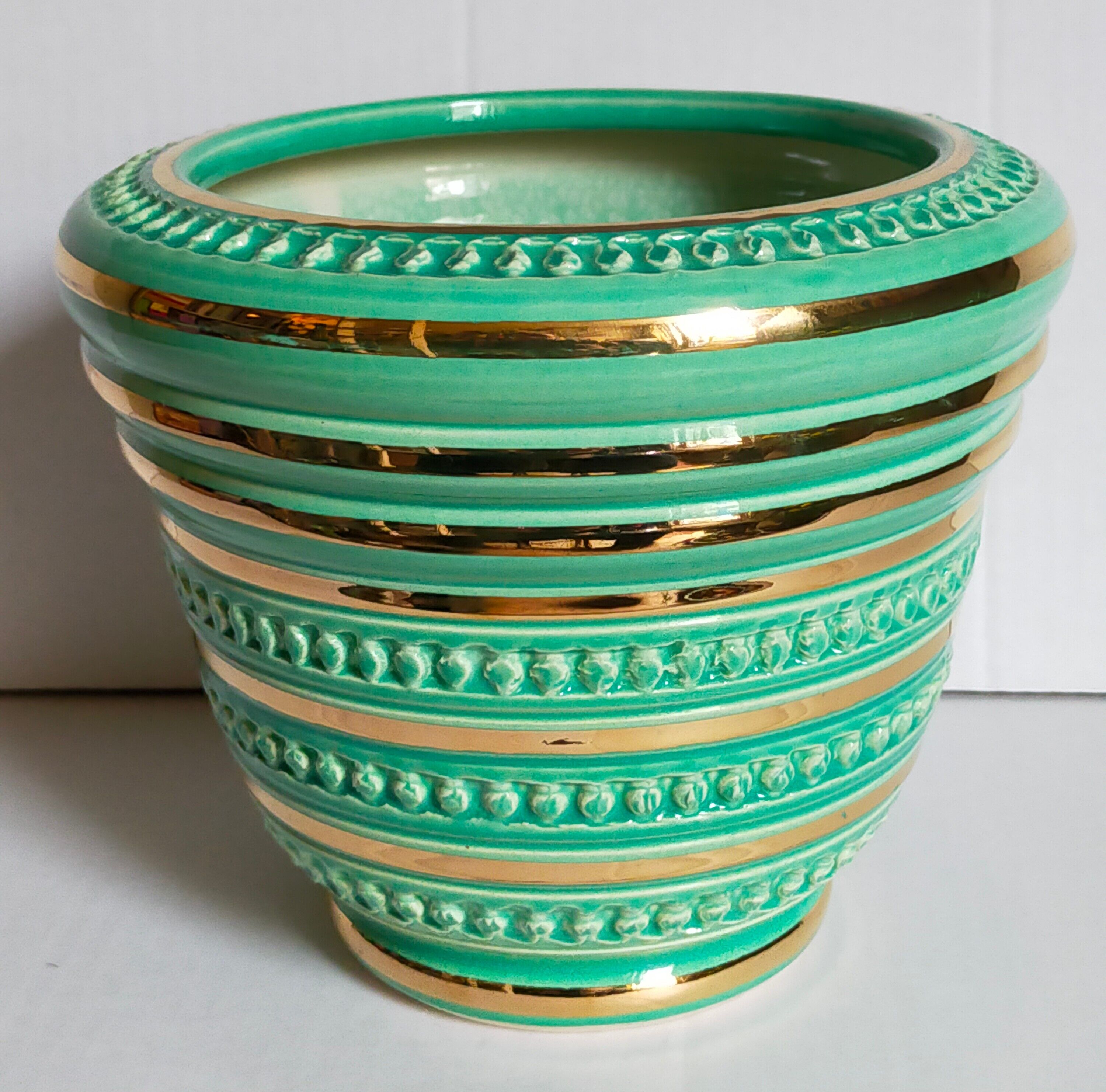 Ceramic pot cover in Art-Deco slurry