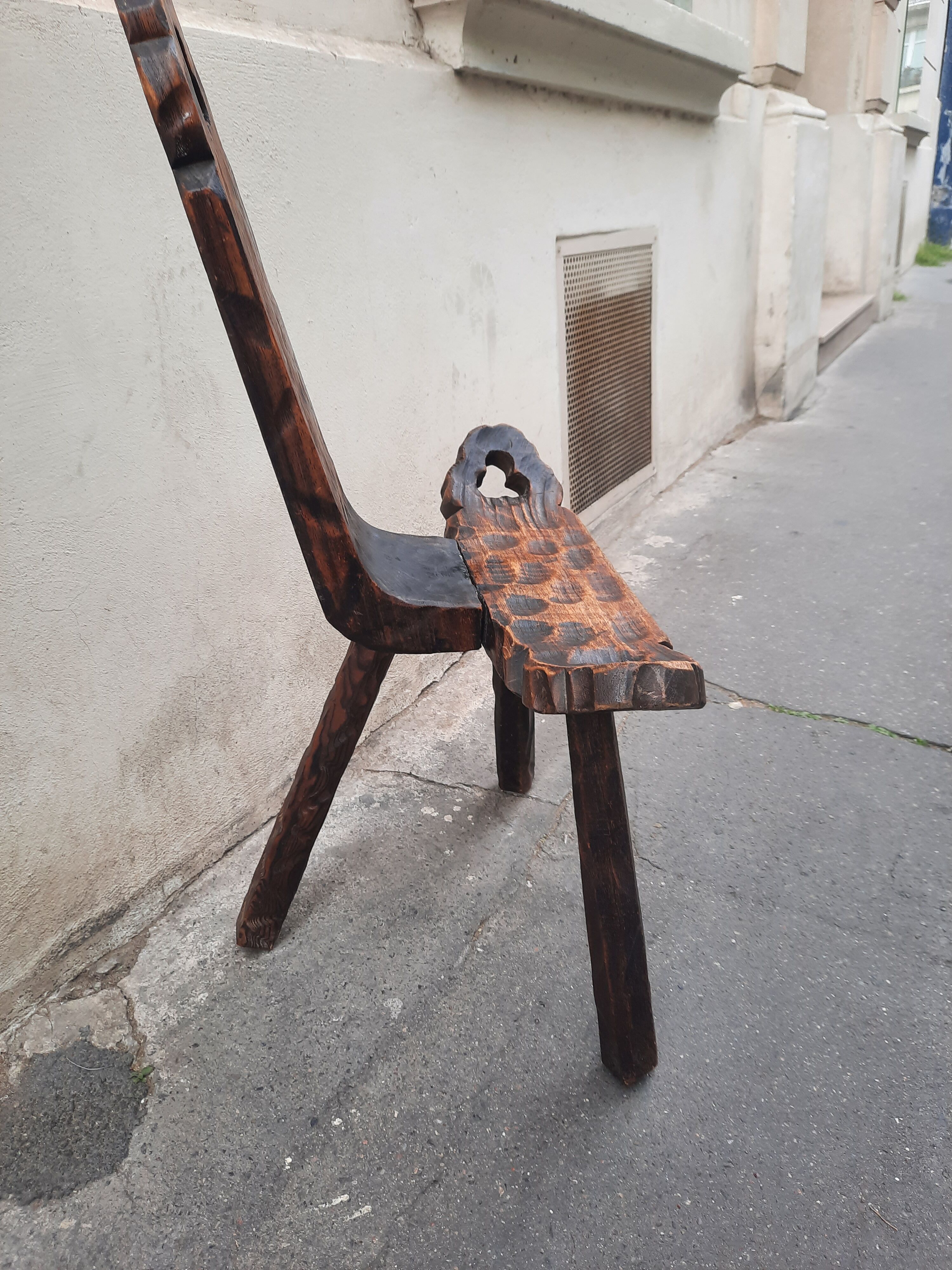 Chaise brutaliste en bois