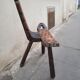 Chaise brutaliste en bois