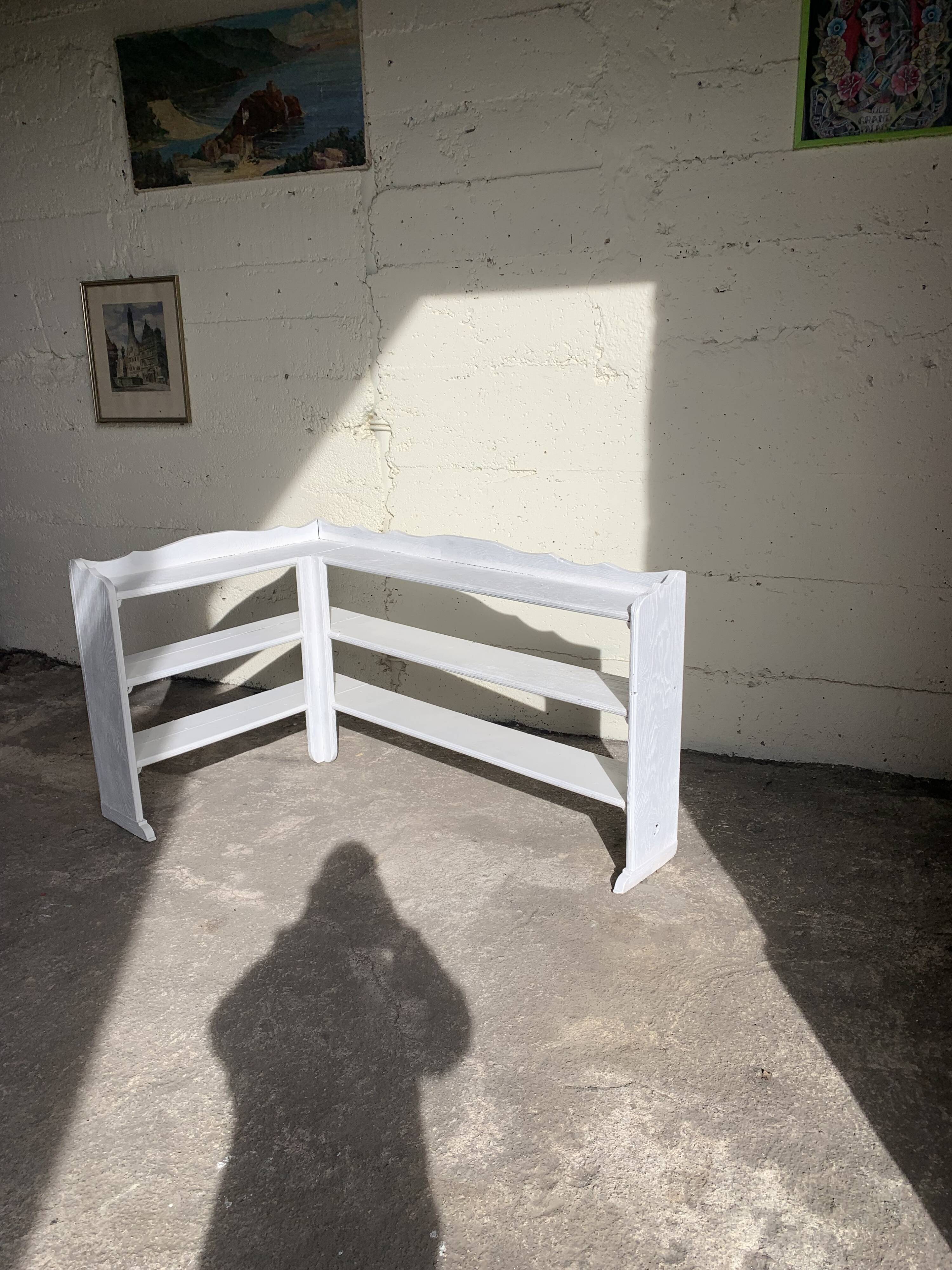 Country corner shelf