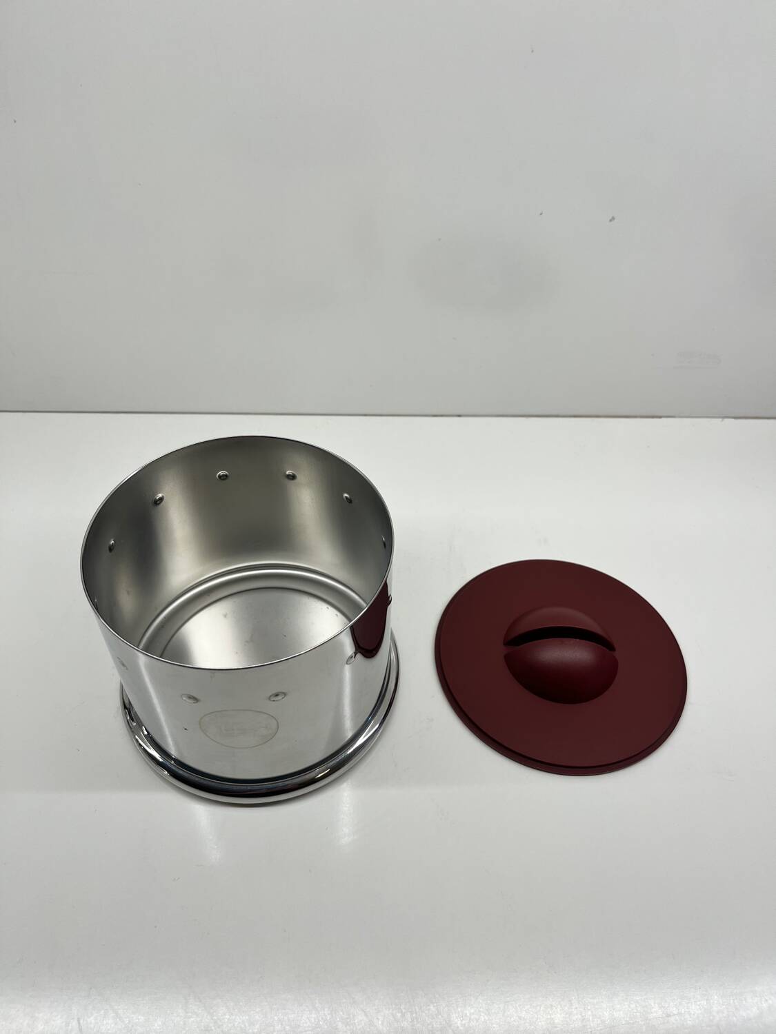 Boîte ronde en inox et plastique par Michael Graves pour Alessi